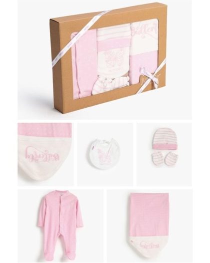 Romper (سالوبيت قطني) Bib (بافتة / مريلة أطفال) Cap (طاقية) Mittens (قُفازات أطفال / جوانتي لحماية اليدين) Blanket (بطانية خفيفة / كوفرتة)